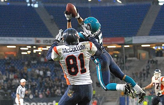 Applications can help you get a leg up on your fantasy football league.