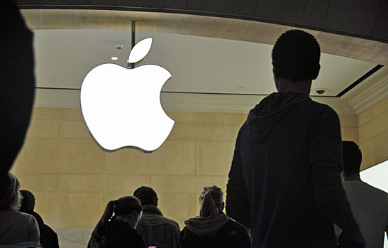 http://upload.wikimedia.org/wikipedia/commons/1/1e/Apple_store_silhouettes.jpg